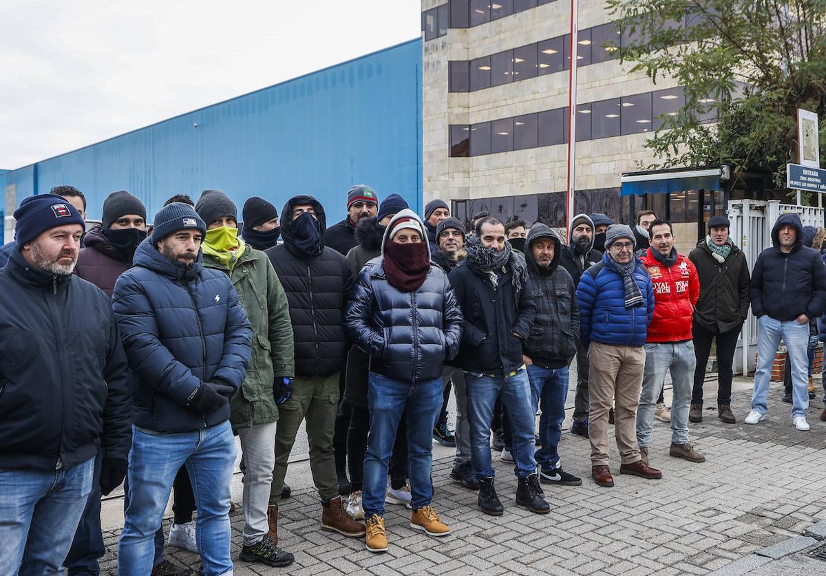 Trabajadores de Aspla a la entrada del reciento de la empresa durante una de las jornadas de huelga