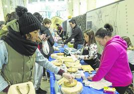 Uno de los puestos de la Feria del Queso en Tetuán.