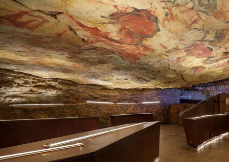 Imagen secundaria 1 - A la izquierda, fotografía de Luis Palomeque del interior de la neocueva. A la derecha, fotografía de Javier Cotera del Centro de Arte Rupestre recientemente inaugurado en Puente Viesgo.