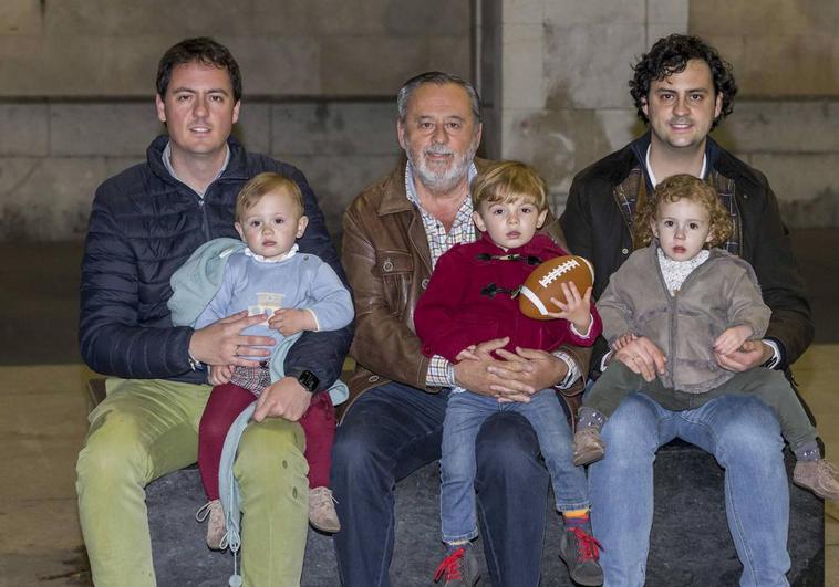 De izquierda a derecha, Carlos Nodar, de 35 años, con su hijo Nicolás (1 año, en sus rodillas) y Martín (2 años) sobre las rodillas de su abuelo José Carlos Nodar (67 años), y Pedro Nodar, de 32 años, con su hija Lola, de 2 años, esta semana en la Plaza Porticada de Santander.