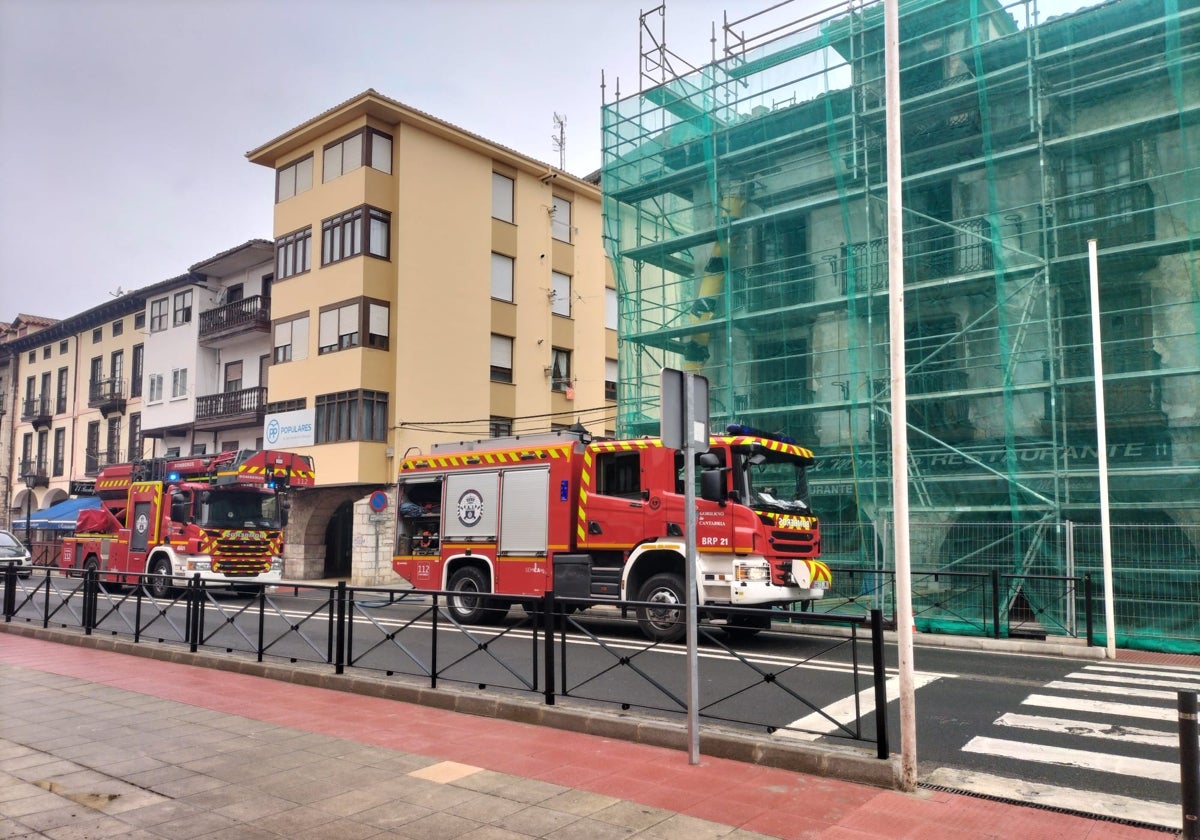 Los bomberos del Parque de Emergencias de Valdáliga intervinieron en la extinción del incendio.