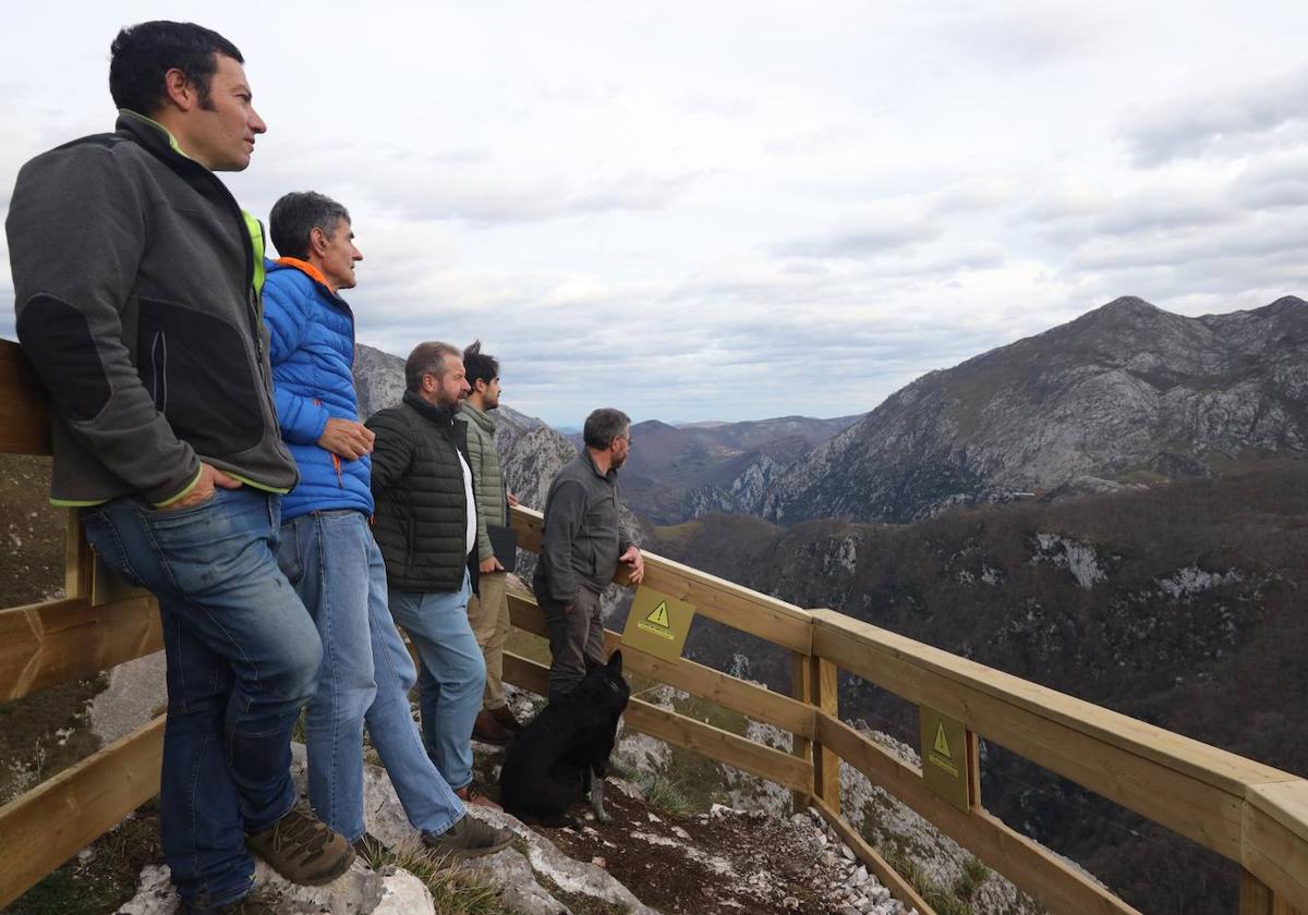 Un grupo de amigos contempla el valle desde el nuevo mirador de Tresviso.