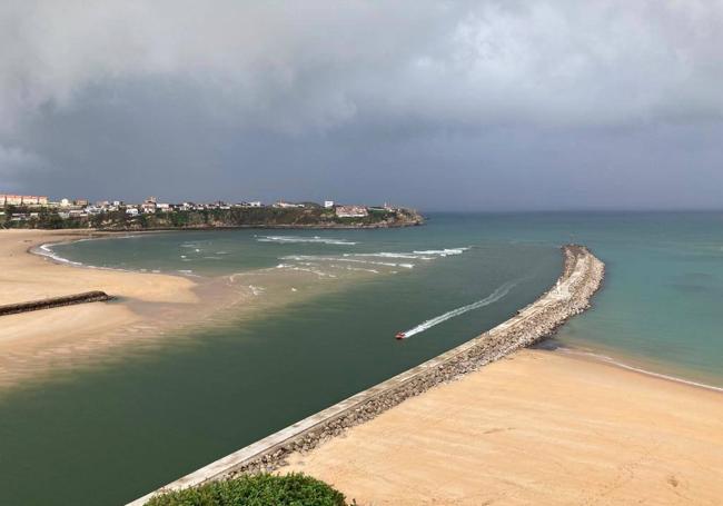 Imagen de la playa de La Concha de Suances vista desde Cuchía.