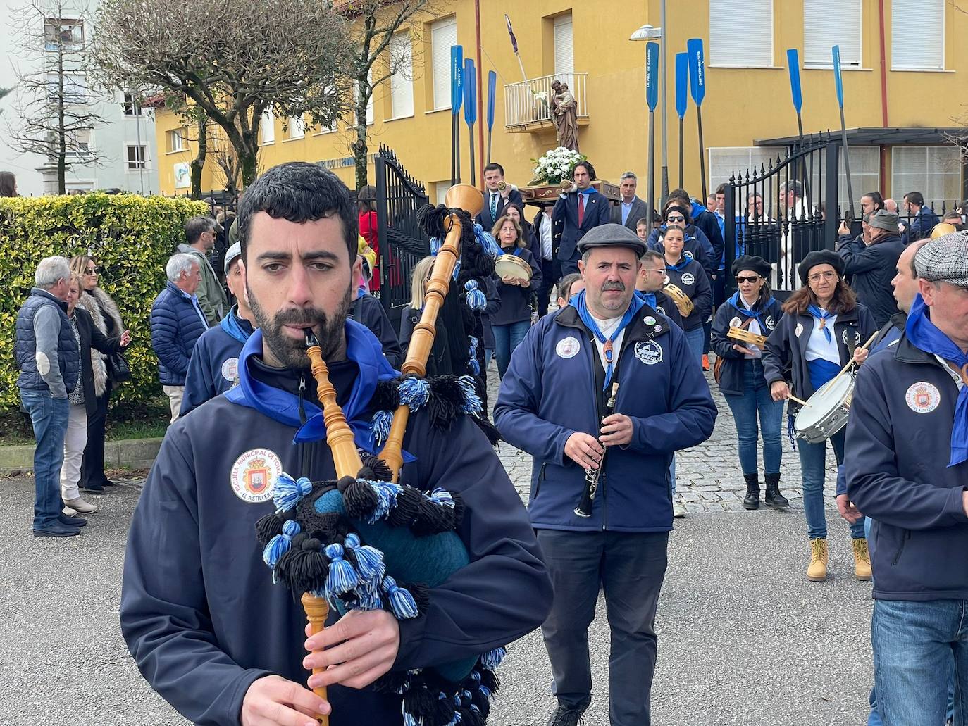 Los piteros encabezando la procesión. 