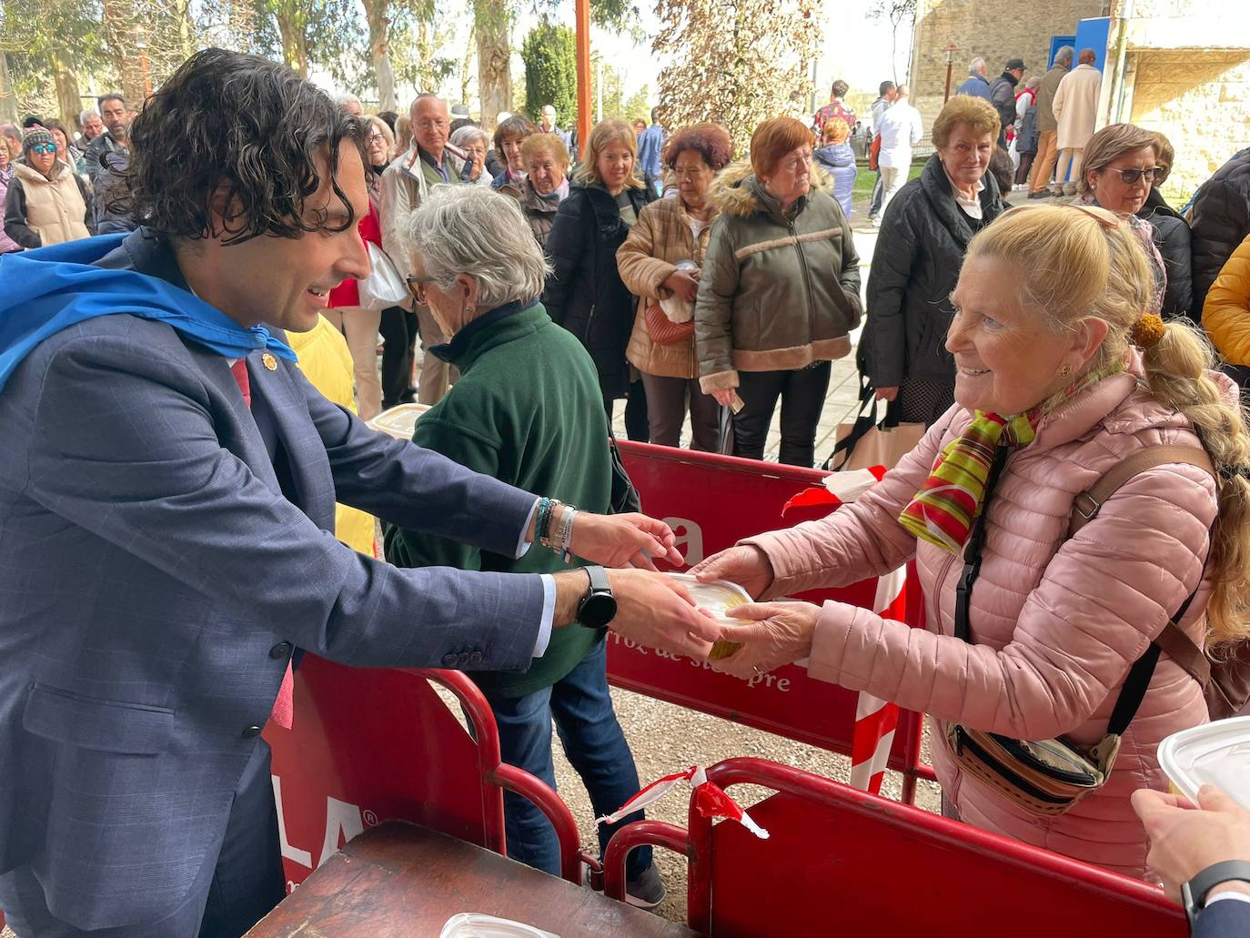 El alcalde, Javier Fernández Soberón se arremangó para repartir el cocido. 