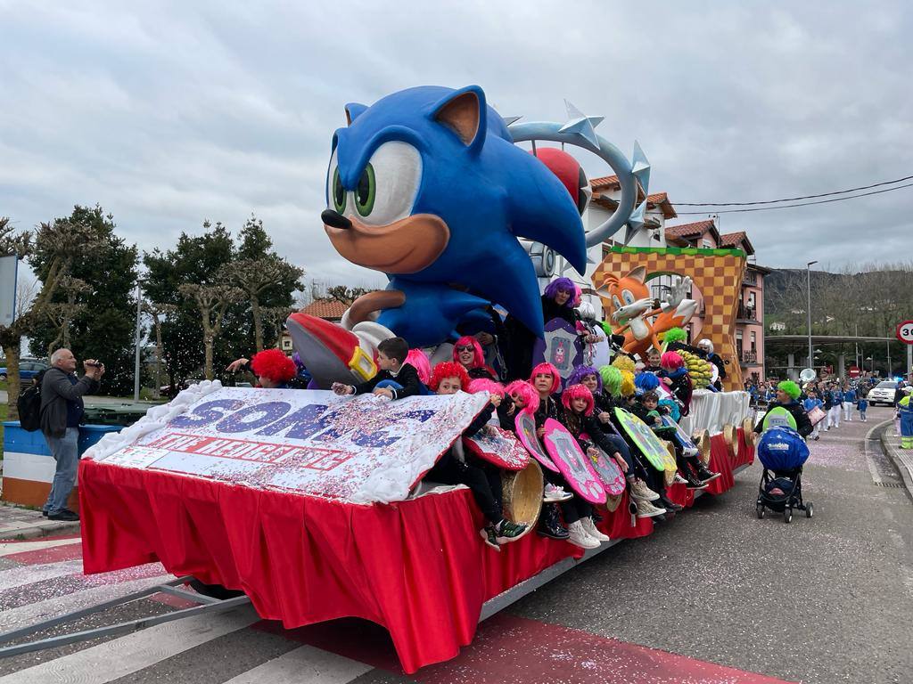 La carroza infantil del personaje Sonic llamó la atención.