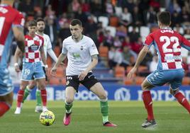 Íñigo Vicente controla el balón ante la oposición de Carbó.