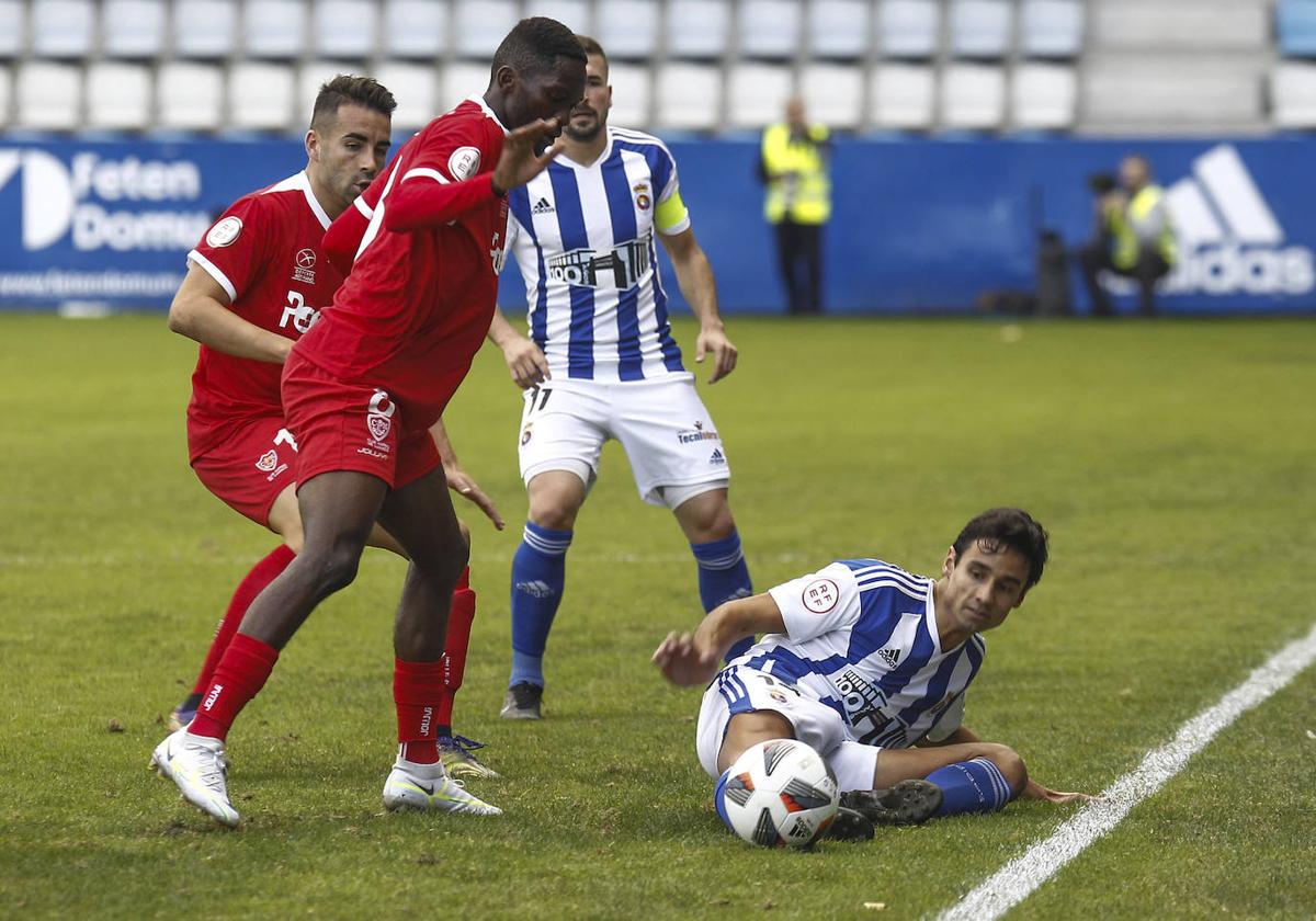 Imagen de archivo del partido de la primera vuelta entre el conjunto ncántabro y el asturiano.