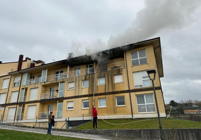 El fuego ha provocado una intensa columna de humo en la zona.