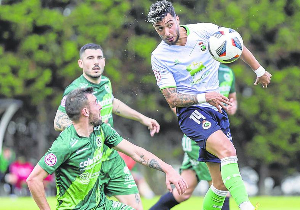 Nani, del Rayo, trata de hacerse con el balón ante dos rivales.