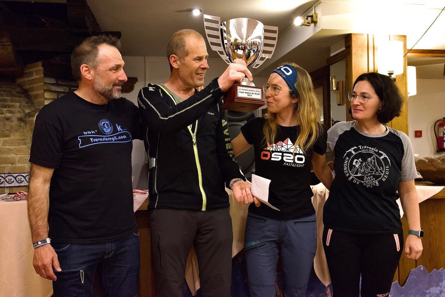 Claudia Gutiérrez y Antonio Gutiérrez, en el centro, reciben la Copa Andrés de Regil, entregada por miembros de la familia Regil.