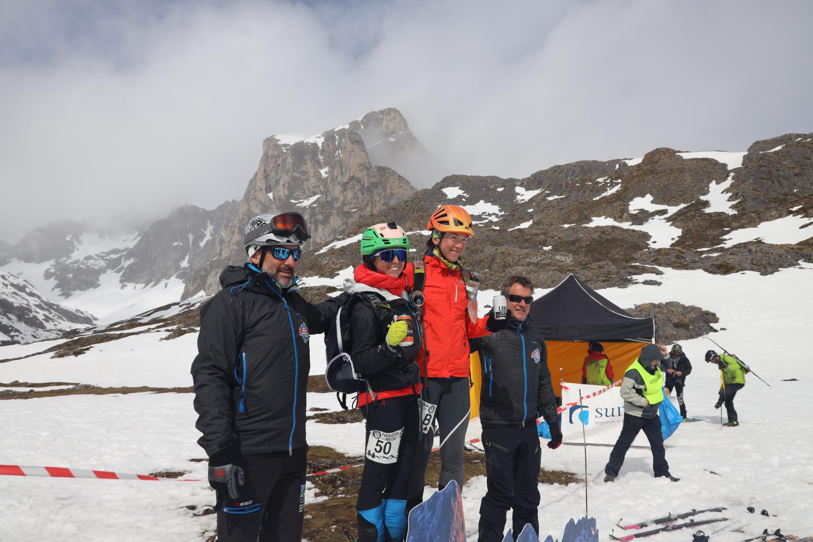 La pareja ganadora en categoría femenina, en lo alto del podium