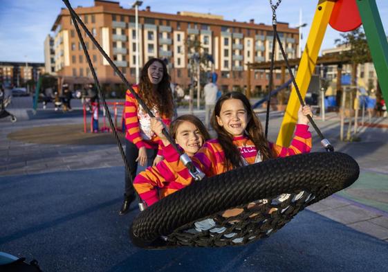 Lucía Navarro, con su madre y su hermana Alicia, en el columpio que su familia pidió «durante 8 meses» que instalaran en Peñacastillo.