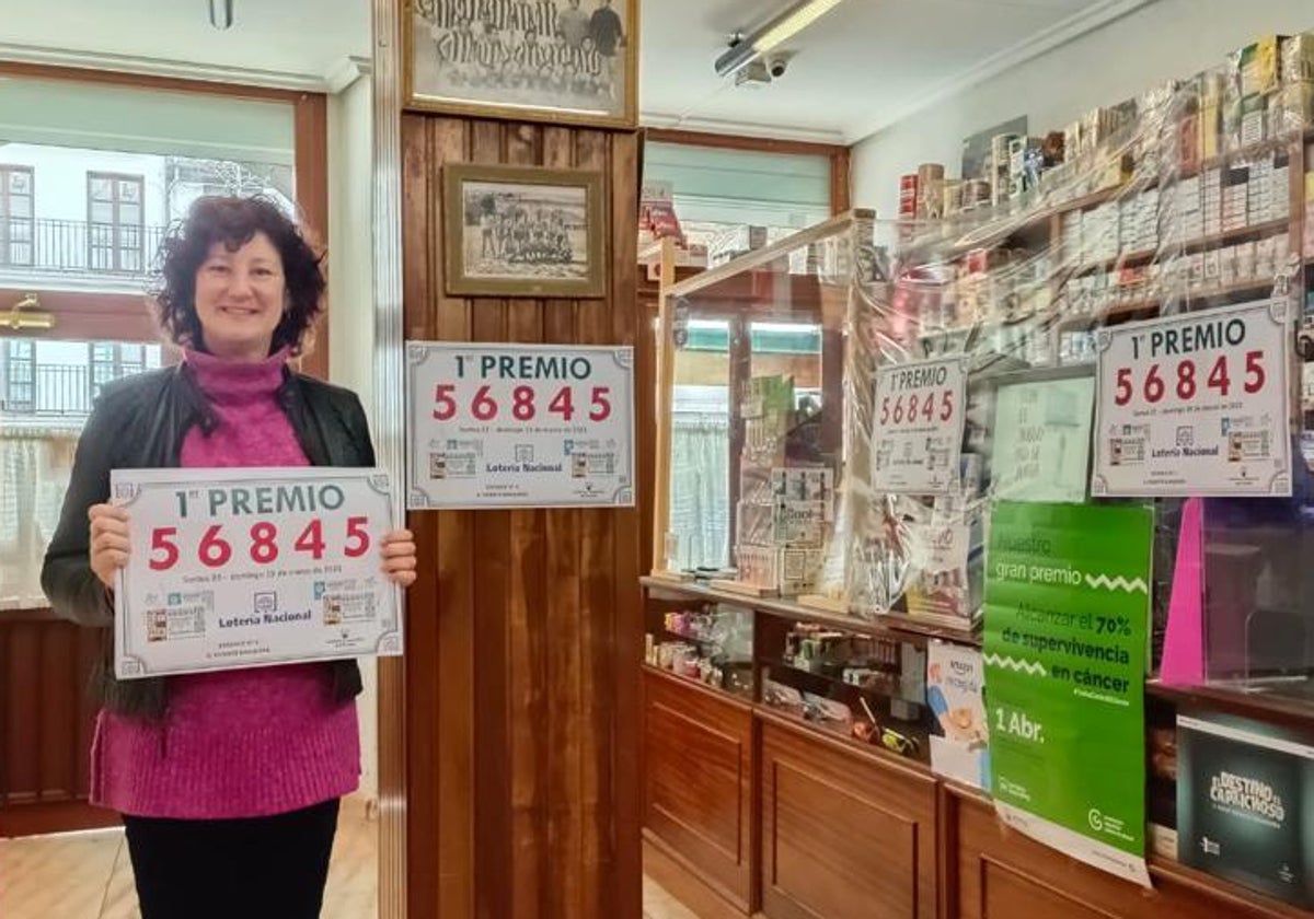 María José Pérez con el premio que ha repartido el estanco propiedad de su padre, Francisco Pérez.