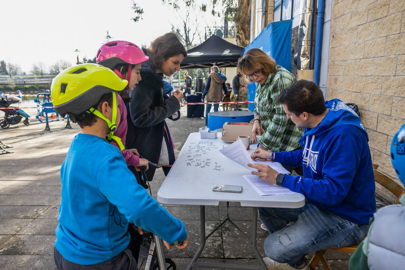 Los más pequeños se inscriben en la carrera de patines.