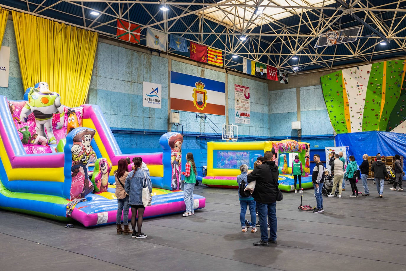 La Cantábrica acogió talleres e hinchables para los pequeños en el interior del pabellón. 