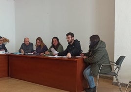 De izquierda a derecha, Ángel Cobo (PRC), Ana Obregón (PRC), Yolanda Cobo (PRC), Cristian Vélez (PSOE) y Marta Carral (PRC) sentados en el banquillo de la oposición en un pleno.