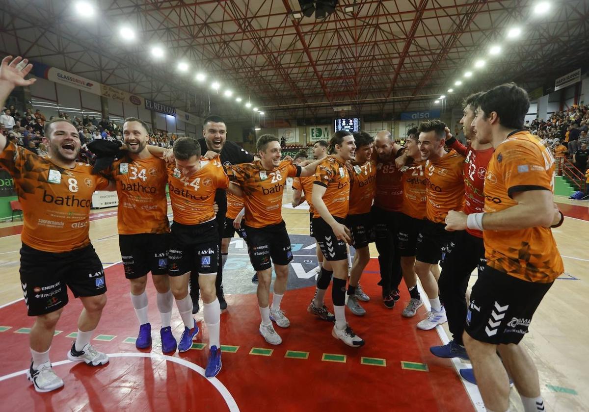 Los jugadores del Bathco Torrelavega celebran su pase a la fase final de la Copa del Rey sobre la pista del Vicente Trueba.