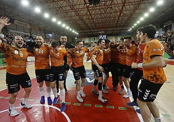 Los jugadores del Bathco Torrelavega celebran su pase a la fase final de la Copa del Rey sobre la pista del Vicente Trueba.
