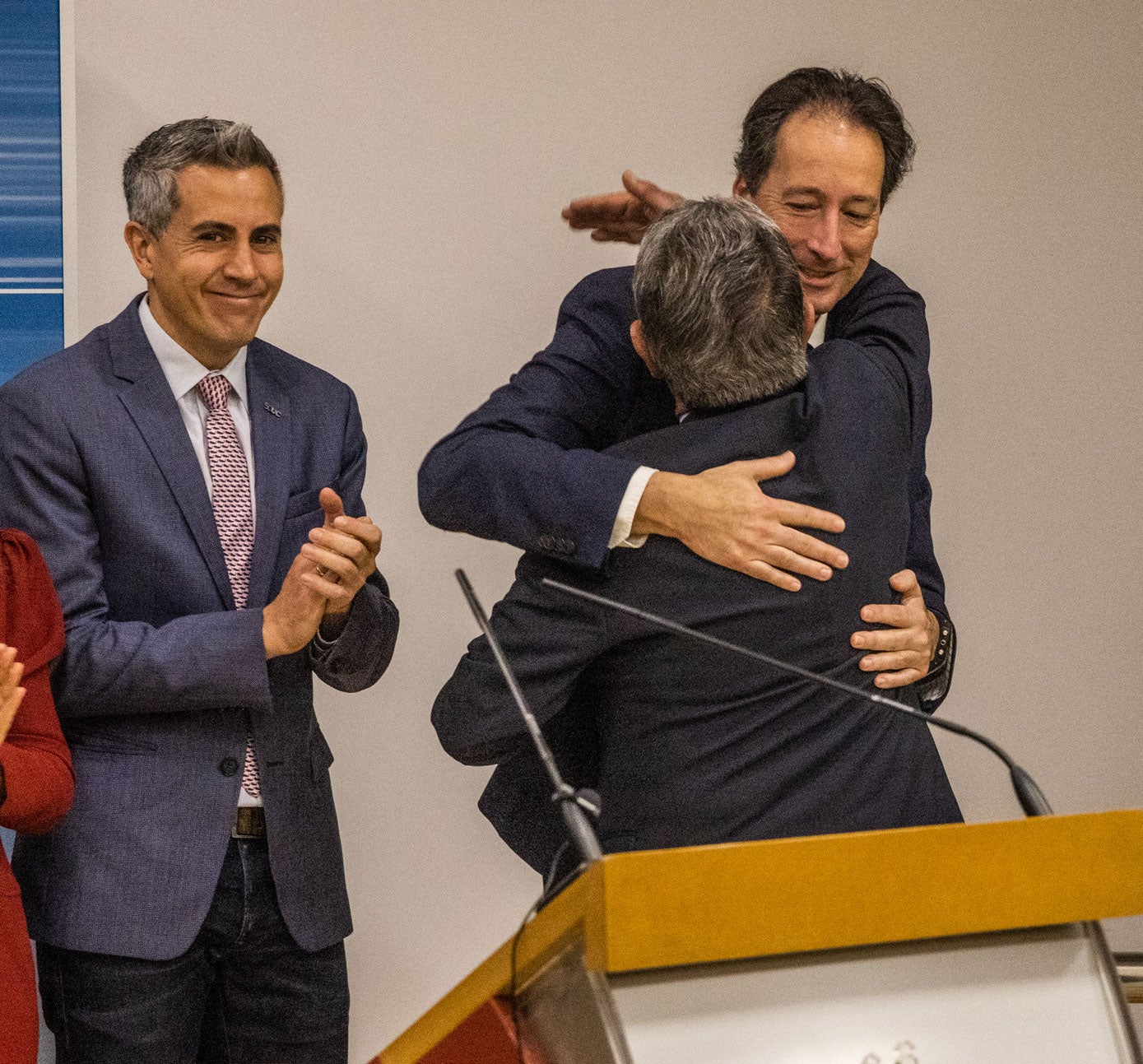 José Luis Gochicoa, que también estuvo en el acto, recibe un abrazo del jefe del Ejecutivo