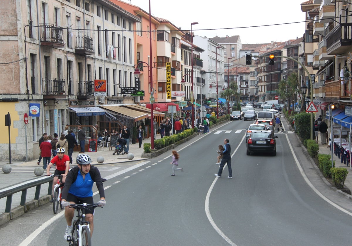 Avenida principal de San Vicente de la Barquera.