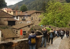 Turistas en el casco antiguo de la villa de Potes