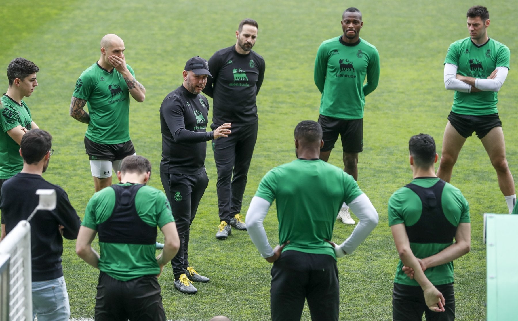 José Alberto López imparte instrucciones a sus jugadores en La Albericia.