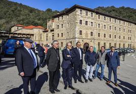 El obispo, Manuel Sánchez Monge, y el consejero López Marcano, con otras autoridades locales frente al monasterio de Santo Toribio.