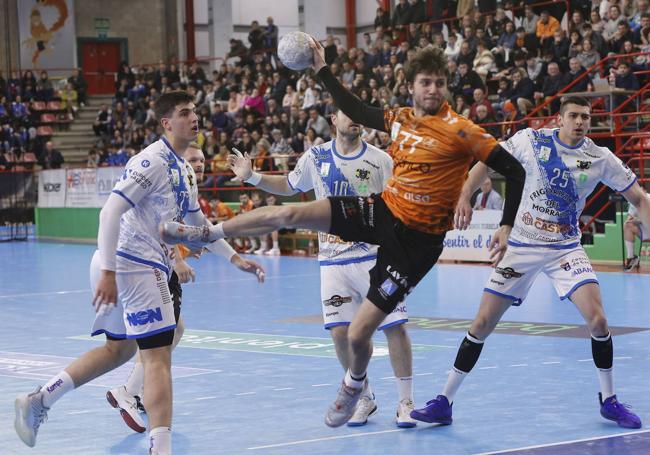 El capitán naranja, Nico Colunga, dispara a puerta contra Cangas.