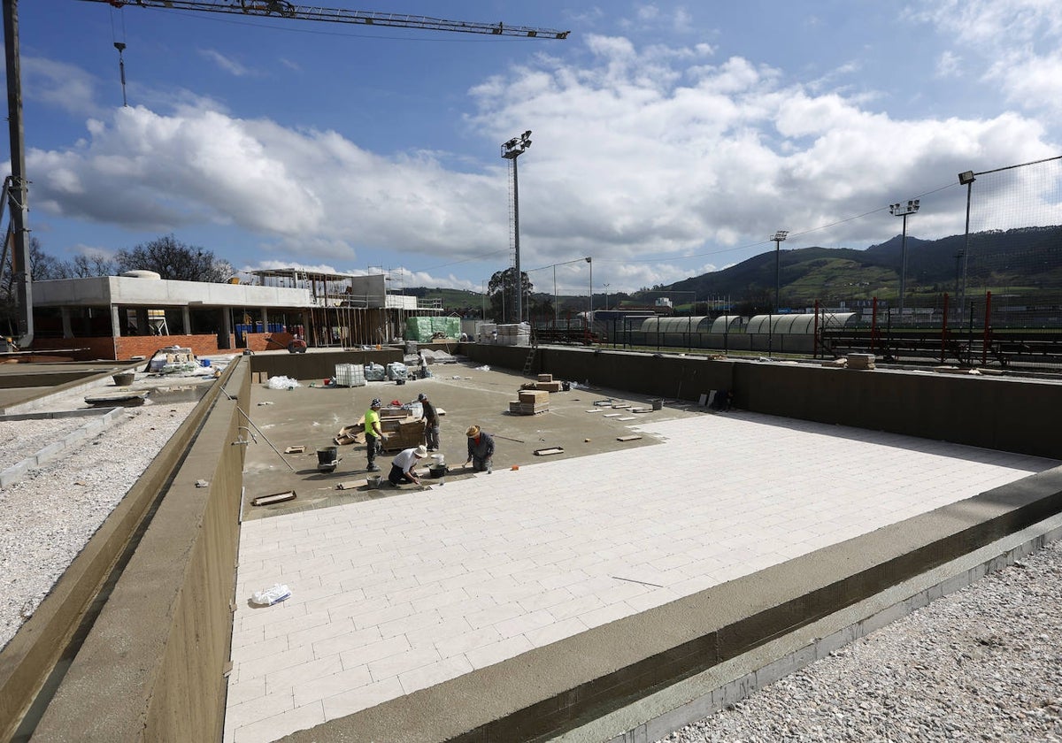 Avance de las obras en las piscinas al aire libre, este martes, en Santa Ana (Tanos).