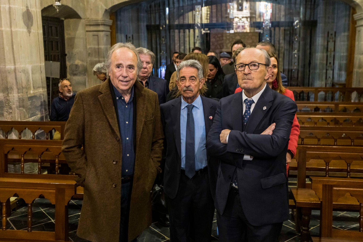 Serrat, junto a Revilla y Marcano en el templo.