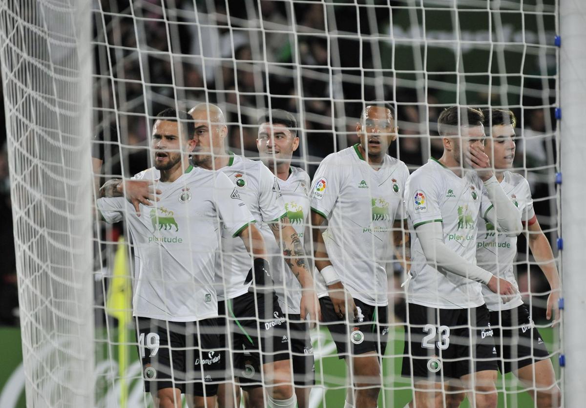 Los jugadores del Racing celebran el gol de Matheus Aiás frente al Sporting, en los Campos de Sport.