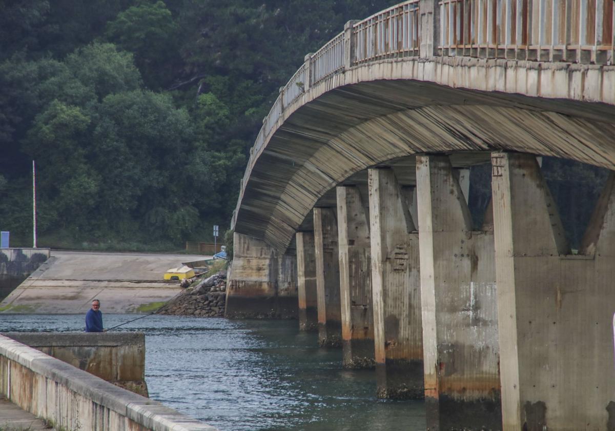 La obra de conservación del puente de Somo es una de las que ha quedado paralizada.