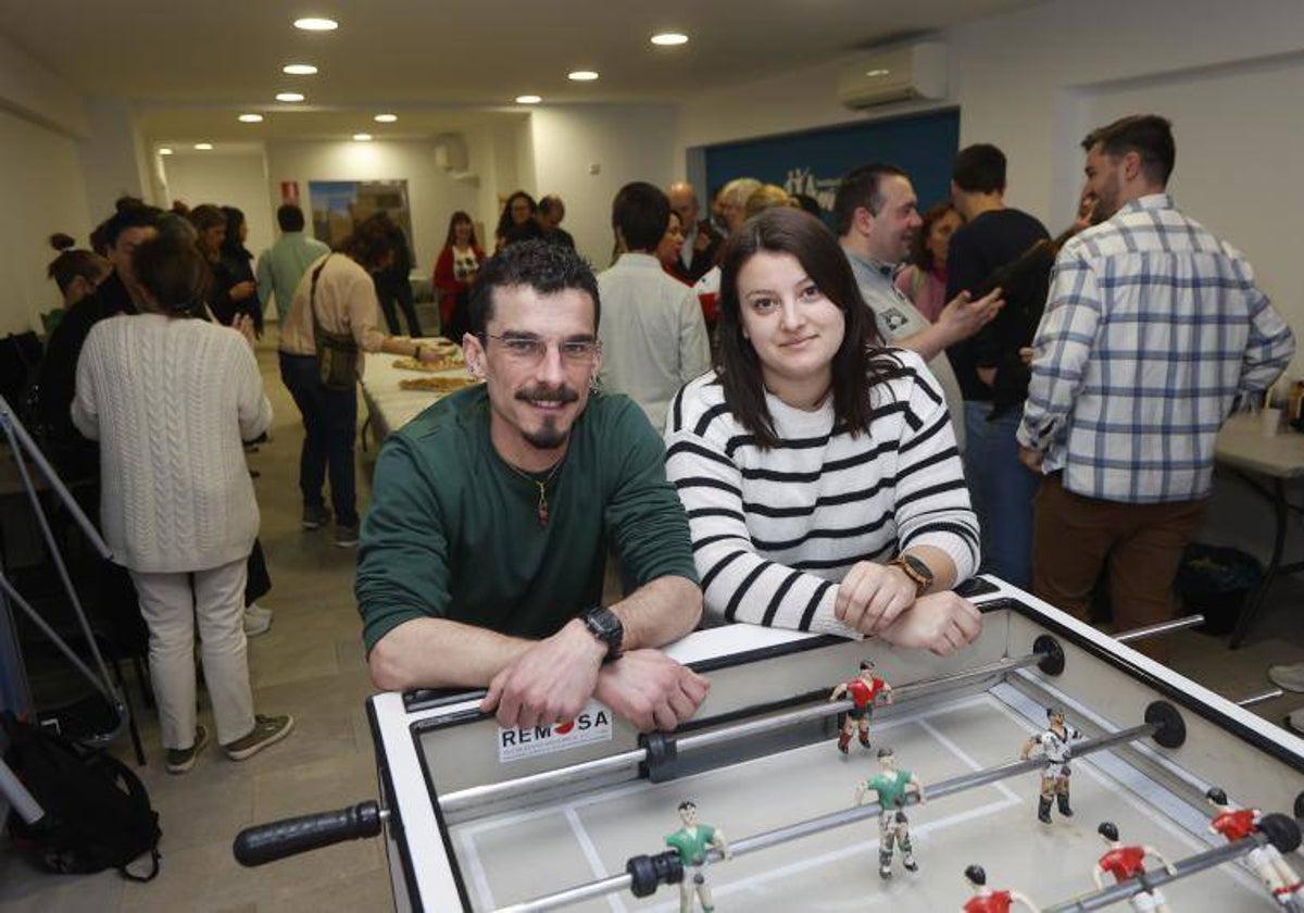 El coordinador y educador Roberto Carlos Yunquera y la educadora Yoana Obregón, responsables del nuevo centro, este miércoles, durante el acto celebrado en Torrelavega.