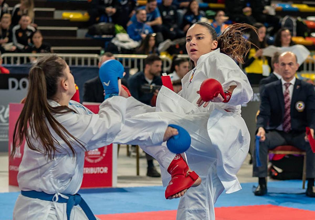 Carlota Fernández (derecha) en uno de sus combates en el Europeo.