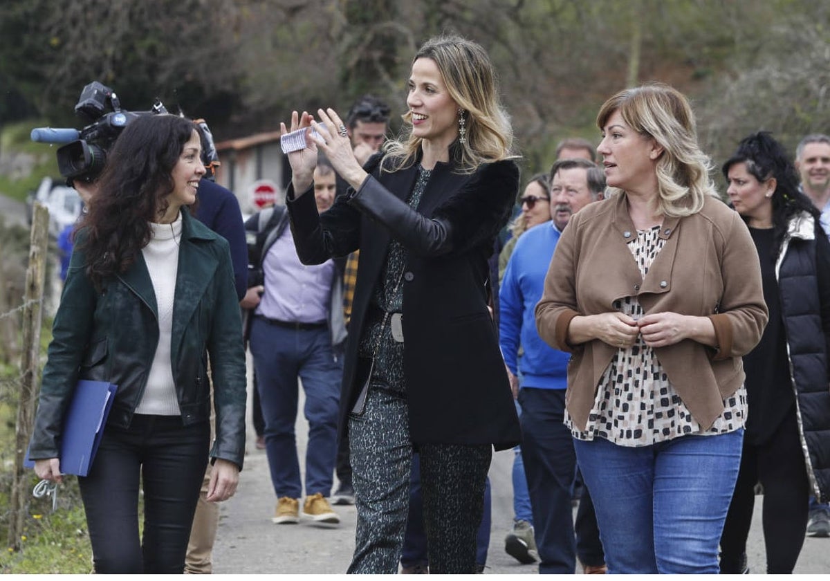 La consejera Jezabel Morán, en el centro, junto a la directora de Obras Públicas, Sandra García, y la alcaldesa de Polanco, Rosa Díaz.