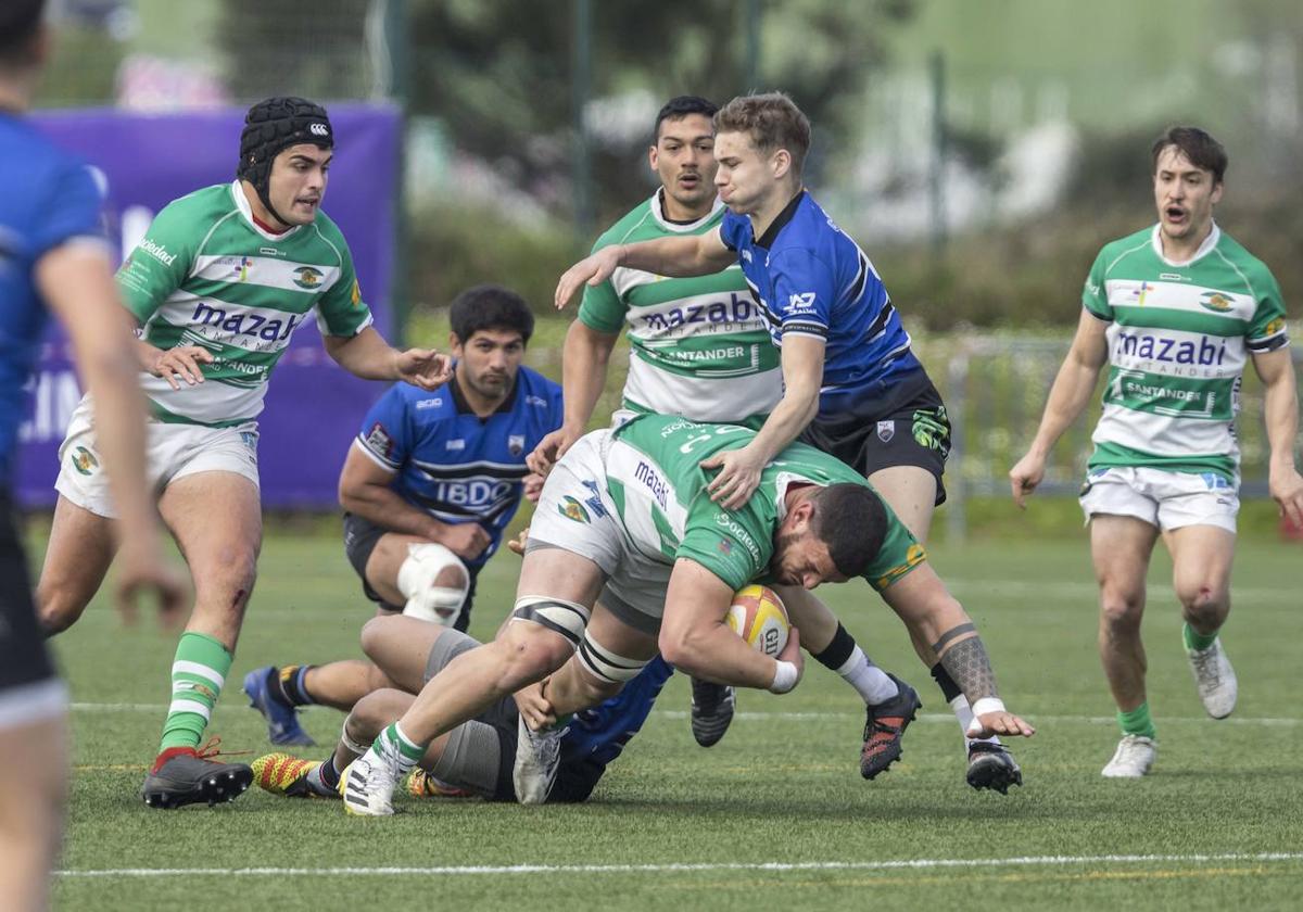 Una jugada del partido de rugby entre el Mazabi Independientes y el Sant Cugat, disputado en San Román de la Llanilla.