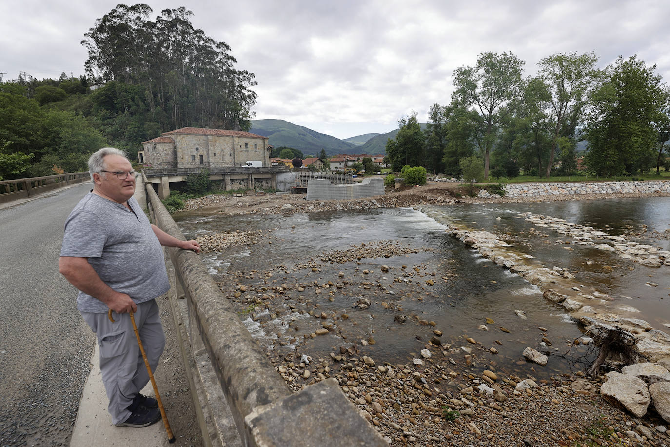 Un vecino observa la zona donde se iba a levantar el nuevo puente en Villanueva