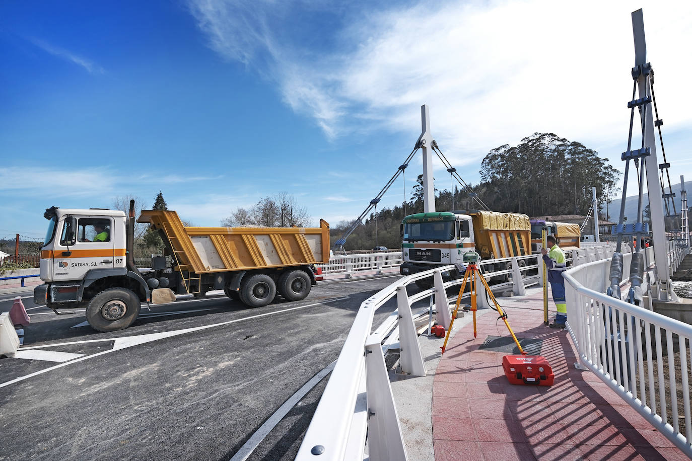 Varios camiones sobre el puente en la prueba de carga.