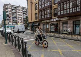 Una joven circula en una bicicleta eléctrica de Torrebici por Cuatro Caminos.