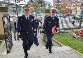 La delegación de la Armada Española a su llegada a Suances