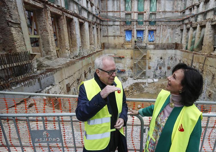 La presidenta del Banco Santander, Ana Botín, junto al arquitecto del proyecto, David Chipperfield.