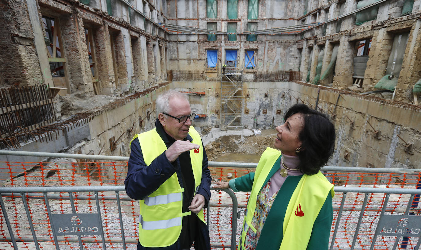 El arquitecto del proyecto, el británico David Chipperfield, observa la obra junto a la presidenta del Banco Santander, Ana Botín.