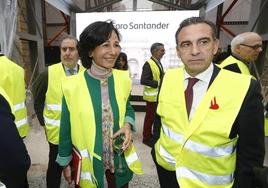 La presidenta del Banco Santander, Ana Botín, junto al director Territorial Cantabria-Asturias del Banco, Manuel Iturbe