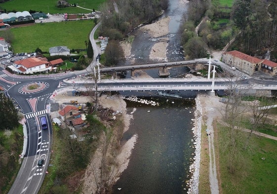 El puente une Virgen de la Peña (a la izquierda) con Villanueva de la Peña (a la derecha) sobre el río Saja.