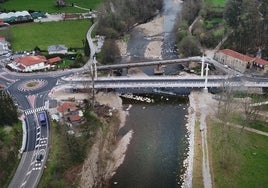 Un vecino observa la estructura aún en ciernes sobre el viejo puente de Villanueva