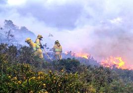 Imagen de archivo de bomberos sofocando un fuego.