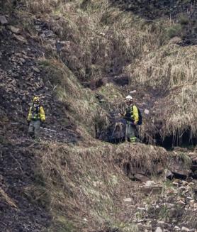 Imagen secundaria 2 - Labores de extinción en incendios en la zona de Sel de la Carrera y Guzparras.