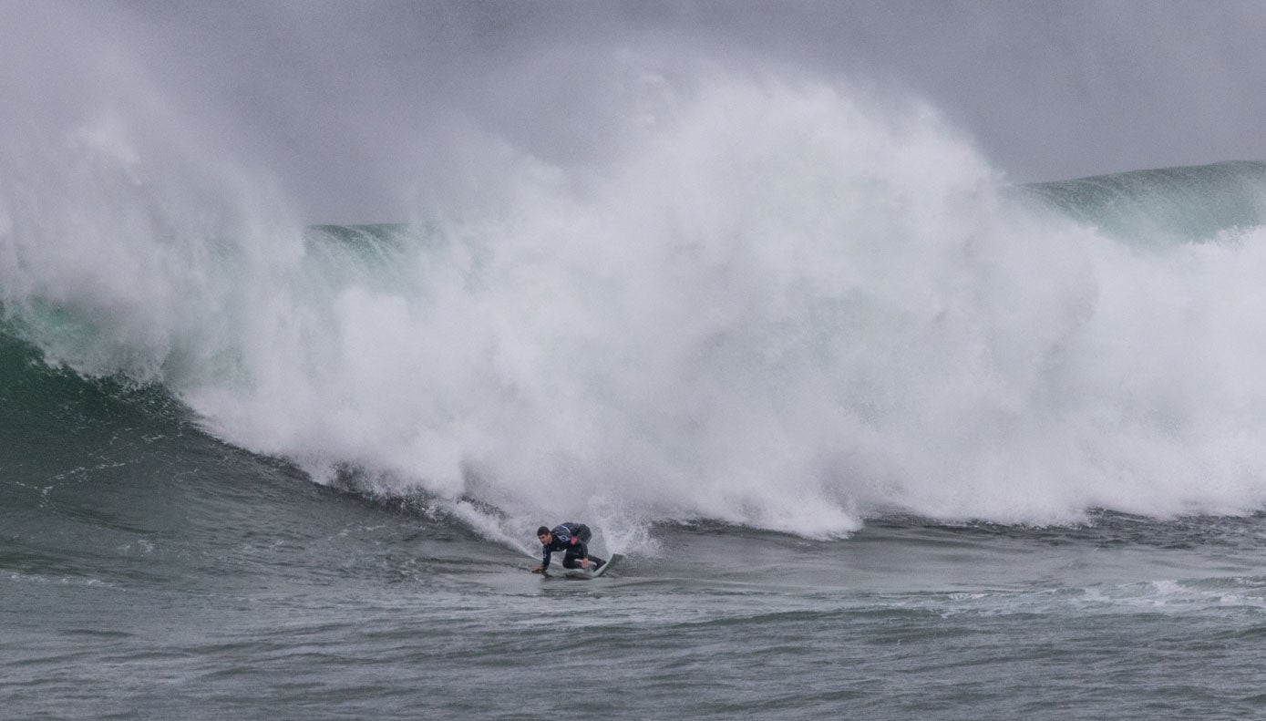 Las olas han superado en ocasiones los cuatro metros, con varios roles de viento.