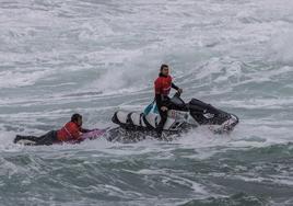 Los equipos de asistencia sacan del agua a uno de los riders